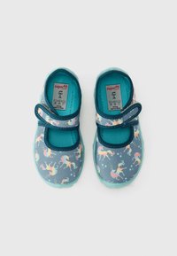 Sapatos infantis azuis com um padrão de unicórnio, apresentando uma tira de velcro, um forro de algodão e uma sola de borracha flexível.