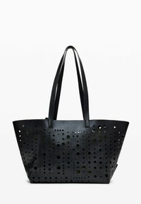 Schwarze Tragetasche aus strukturiertem Material, mit ausgeschnittenen, kreisförmigen Mustern und zwei langen Griffen. Offenes Top-Design für einen einfachen Zugriff.