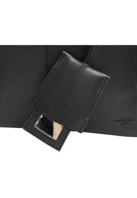 Sac en cuir noir avec une texture lisse, doté d'un rabat rectangulaire avec un petit détail en miroir et des coutures soignées, avec une marque en relief.