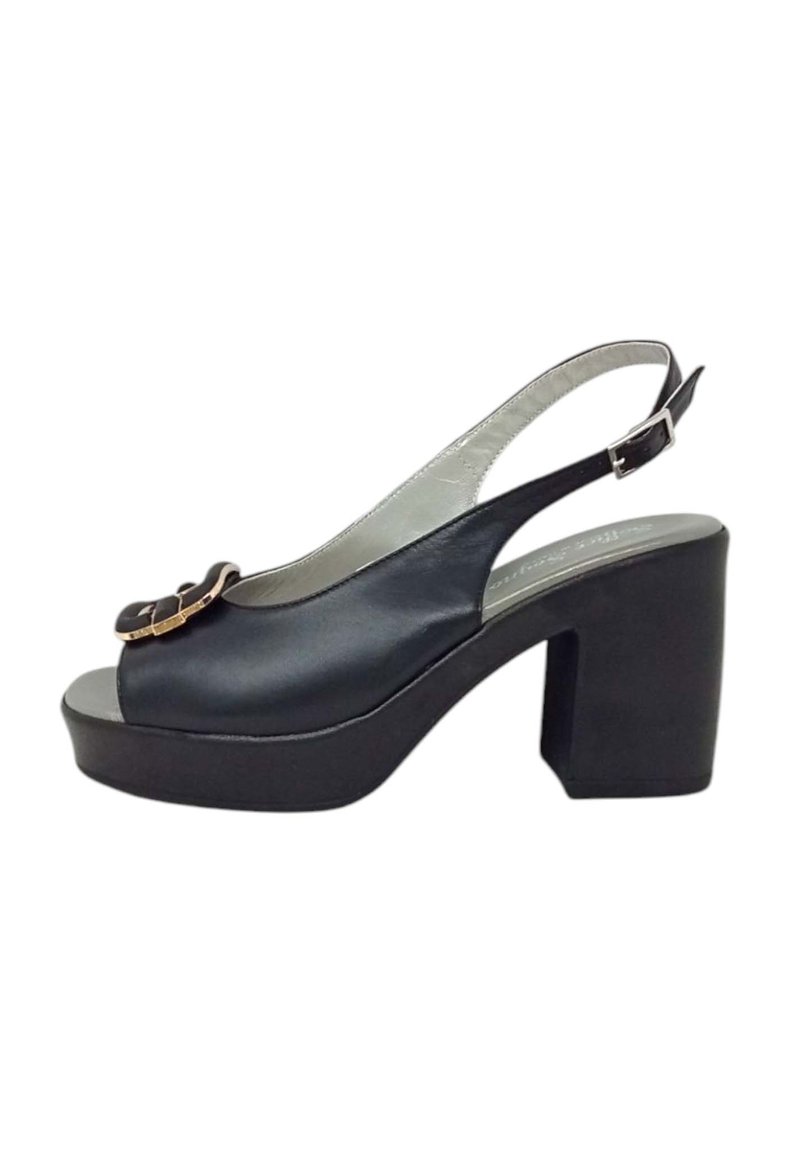 Tacco slingback nero con parte superiore lucida, punta aperta, piattaforma chunky e dettaglio in fibbia argentata sul davanti. Suola in gomma testurizzata.