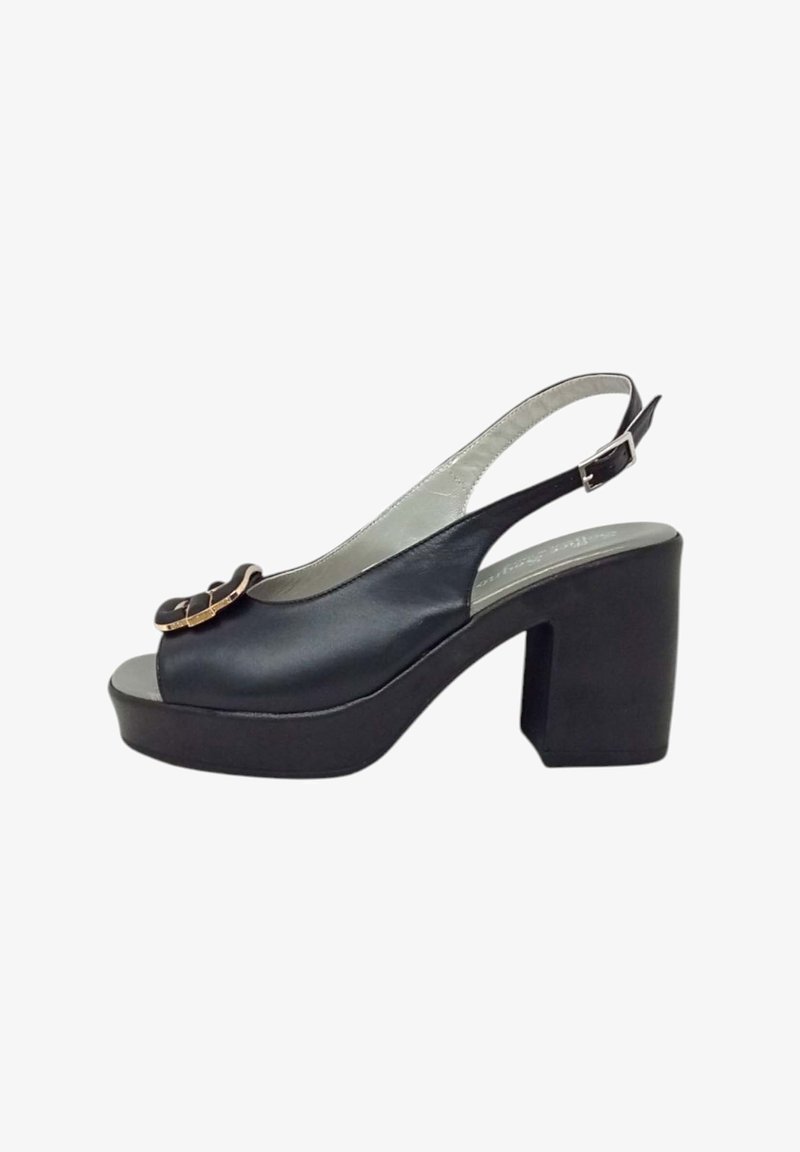 Tacco slingback nero con parte superiore lucida, punta aperta, piattaforma chunky e dettaglio in fibbia argentata sul davanti. Suola in gomma testurizzata.