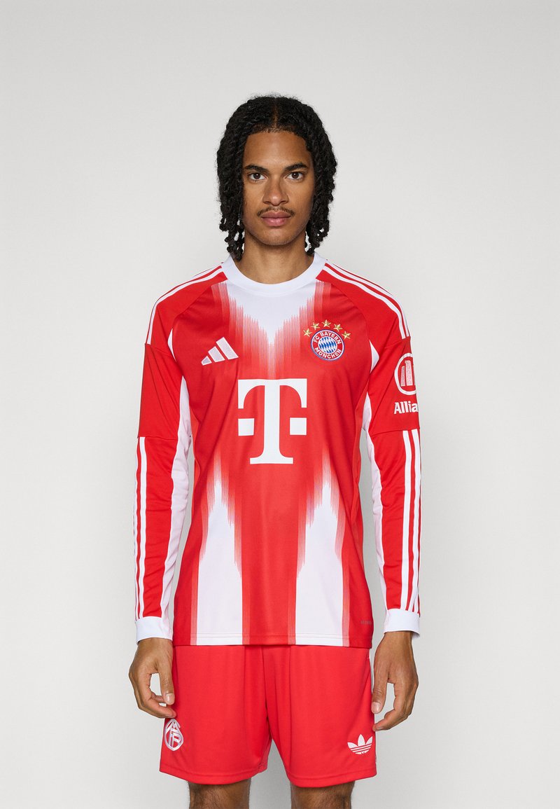 Maillot de football à manches longues rouge et blanc avec un design dégradé, mettant en avant un grand logo blanc, trois rayures blanches sur les manches, et un short rouge assorti.