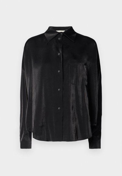 Črna, dolgoročna srajca z gumbi iz gladkega, sijočega materiala. Ima koničast ovratnik in eno prsno žep.