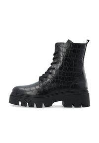 Botas negras de tobillo con cordones en piel sintética de cocodrilo, con suela gruesa y patrón texturizado. El diseño incluye una lengüeta en la parte posterior.