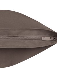 Zatvorené puzdro na zips z taupe látky z pohľadu zhora, vidno jazdec zipsu a textúrovaný materiál. Žiadne viditeľné značky alebo ozdoby.