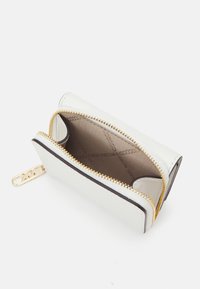 MICHAEL Michael Kors EMPIRE TRIFOLD WALLET - Piniginė - optic white