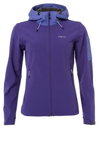 Lila Softshell-Jacke mit tailliertem Design, verstellbarer Kapuze, Reißverschlusstaschen und einem kontrastierenden blauen Kragen. Verfügt über eine Taschen am Ärmel.