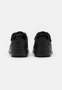 Svarta Nike-sneakers med en strukturerad ovandel, vadderad kant och gummisula. Har en logotyp och sömlös design för en strömlinjeformad look.