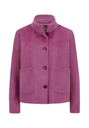 Rosa Plüschjacke mit Stehkragen, vier Knöpfen vorne und zwei großen Fronttaschen.