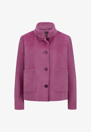 Rosa Plüschjacke mit Stehkragen, vier Knöpfen vorne und zwei großen Fronttaschen.