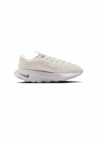 Chaussures de sport blanches avec une tige texturée, un système de laçage, et une semelle lisse et sculptée avec un logo argenté en accent.
