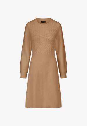 Strickkleid in hellem Beige, mit einem Zopfmuster-Oberteil, langen Ärmeln und einem ausgestellten, gerippten Rock. Glatte Textur über das gesamte Kleid.