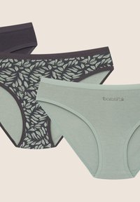 Trzy pary damskiej bielizny: jedna ciemna z wzorem liści, dwie jasnoszare, wszystkie z miękkiej bawełny z elastycznymi paskami w talii.