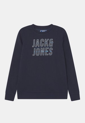 Granatowa bluza z długim rękawem z dużym nadrukiem "JACK & JONES" w białych i niebieskich literach na przodzie.
