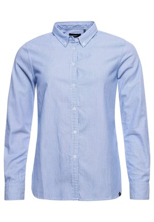 Jasnoniebieska i biała cienka koszula w paski z długim rękawem, zapinana na guziki, z kołnierzykiem na guziki i mankietami na guziki.