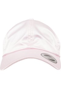 Gorra de béisbol de satén rosa claro con visera plana, que presenta un parche de logo en el lado y detalles de costura visibles en toda la prenda.
