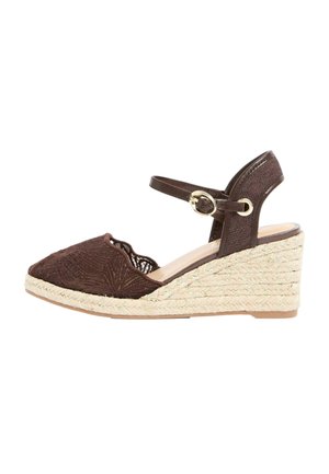 Sötétbarna ék talpú szandál hímzett zárt orral, arany csattal ellátott boka pánttal és fonott, juta platform talppal.