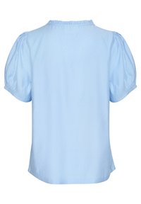 Jasnoniebieska bluzka z krótkim rękawem o luźnym kroju, z falbaniastym dekoltem i bufkami. Gładki materiał z delikatną teksturą.