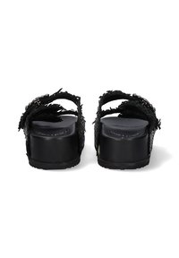 Sandalias de plataforma negras con tiras anchas trenzadas, que presentan bordes deshilachados y un forro texturizado. Suela de goma negra.