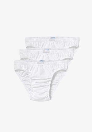 Tre slip da uomo bianchi impilati, con cinturini elastici e una piccola etichetta di marca blu al centro di ogni elastico.