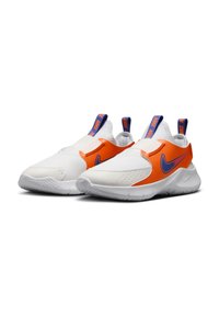 Une paire de baskets Nike blanches et orange à enfiler, avec des logos bleus, des bandes élastiques et des semelles texturées sur un fond blanc.
