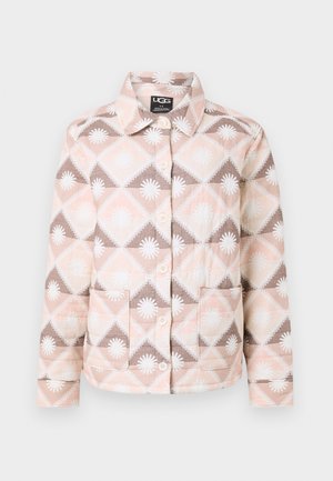 Quilted jakke med et rosa, beige og brunt geometrisk mønster. Har krage, knappelukking og to frontlommer.