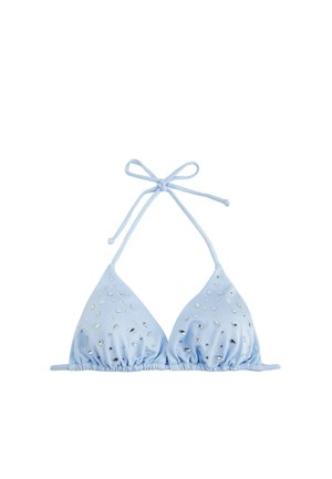 Jasnoniebieski trójkątny top bikini z srebrnymi ozdobami w kształcie kropli oraz wiązaniami na szyi typu halter.