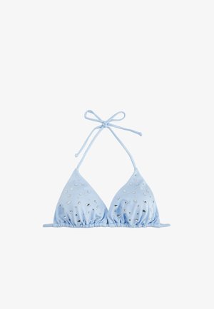 Haut de bikini triangle bleu clair avec des ornements argentés en forme de goutte et des bretelles nouées derrière le cou.