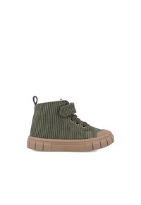 Sneaker alta in corduroy verde oliva con superficie testurizzata, punta rotonda, suola in gomma marrone e allacciatura frontale con una fascia avvolgente.