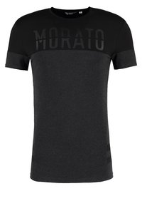 Černé tričko s krátkým rukávem s texturovanou horní částí, se slovem "MORATO" v tučných, matně černých písmenech přes hrudník.