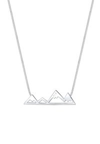 Silver mountain range necklace med en slät, polerad yta. Har utskurna toppar och ett fint kedja, markerad med "925" för silverrenhet.