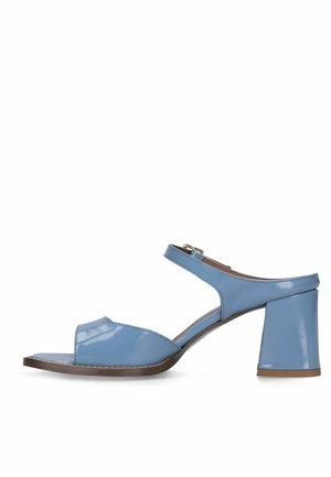 Sandalo aperto in pelle verniciata blu con cinturino alla caviglia e tacco a blocco, vista laterale su sfondo bianco.