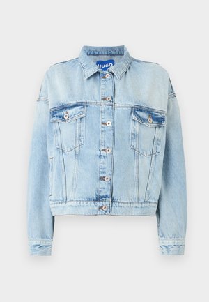 Veste en jean bleu clair avec fermeture à boutons, deux poches poitrine avec boutons et un col plié.