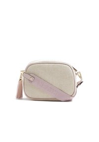 Borsa a tracolla rettangolare realizzata in tessuto beige chiaro con accenti rosa. Presenta una cerniera dorata e un nappina decorativa rosa.