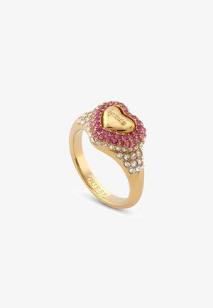 Goldring mit herzförmigem Design, verziert mit rosafarbenen und klaren Steinen, mit der Gravur "GUESS" auf dem Innenband.