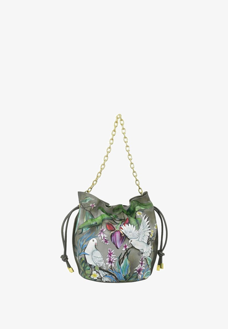 Grüne Ledertasche mit gerafftem Oberteil, goldener Kettenriemen und bunten Blumen- sowie Vogelmotiven. Verfügt über einen Kordelzugverschluss und strukturierte Akzente.