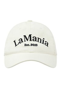 Căciulă de baseball din bumbac alb, cu o visieră curbă, având inscripția brodată în negru "LaMania Est. 2010" pe partea din față.