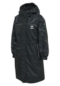 Sort vandtæt jakke med snoretræk i hætten, prydet med hvide abstrakte mønstre og en lynlåslomme på siden. Brandlogoet vises tydeligt.