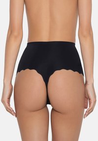 Zwarte high-waisted onderbroeken met een geschulpte rand, gemaakt van glad materiaal, met een naadloos ontwerp voor een verfijnde uitstraling.
