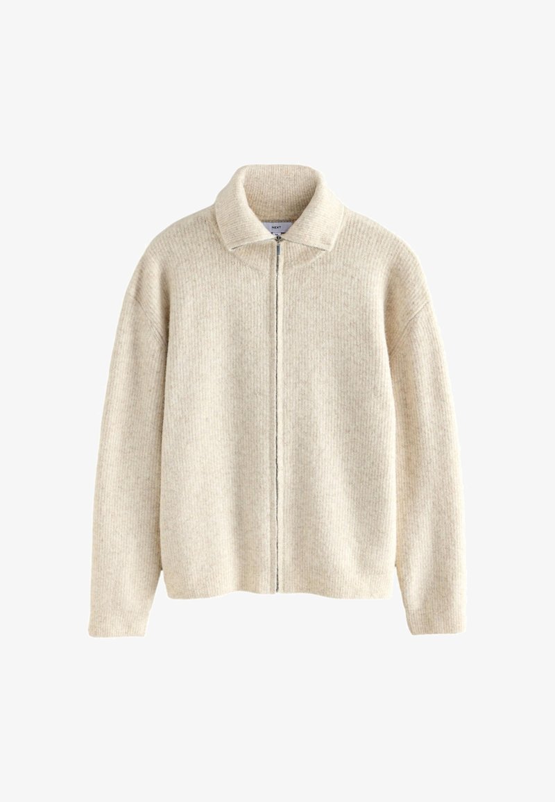 Beżowy sweter zapinany na zamek z prążkowanego dzianego materiału, z długimi rękawami i szerokim kołnierzem, przedstawiony na płasko na białym tle.