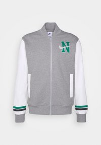 Giacca grigia con zip, maniche bianche, dettagli verdi e logo 'N' verde. Presenta polsini a costine e due tasche laterali.