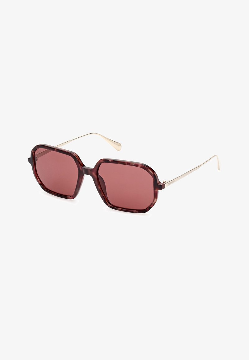 Octagonale zonnebrillen met donkere bordeauxtransparante frames en roze lenzen. Gouden metalen armen reiken vanaf de zijkanten, met een elegante uitstraling.