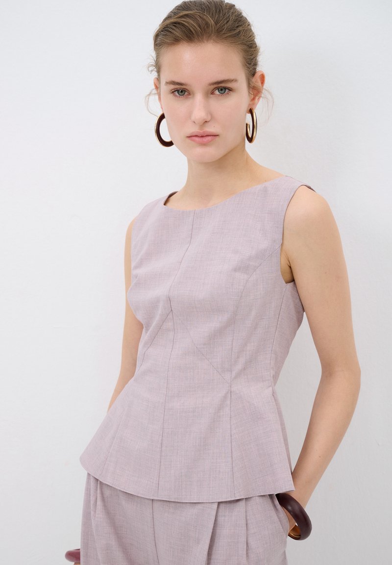 Top peplum in tessuto viola chiaro con finitura testurizzata. Design senza maniche, scollatura rotonda e cuciture a darts per dare forma.