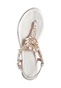 Tongs en métal argenté avec des embellissements en strass élaborés, une semelle intérieure texturée et une sangle réglable.