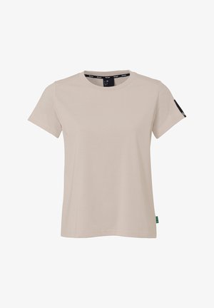 Beige T-Shirt mit kurzen Ärmeln aus weichem Material, Rundhalsausschnitt und einem kontrastierenden schwarzen Etikett am linken Ärmel.