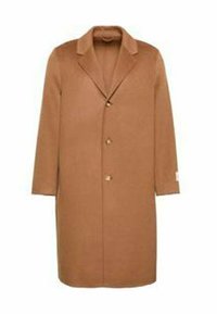 Lange, bruine jas van gladde stof met een reverskraag, drie knopen aan de voorkant en een rechte snit zonder zakken.