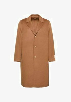 Abrigo largo marrón hecho de tela suave con cuello con muesca, tres botones en la parte delantera y corte recto sin bolsillos.