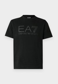 Czarny, bawełniany t-shirt z krótkim rękawem, z wytłaczanymi logo EA7 i Emporio Armani na przodzie, okrągłym dekoltem i standardowym krojem.