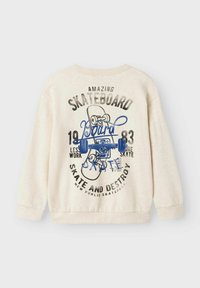 Felpa leggera beige chiaro con maniche lunghe, caratterizzata da una grafica di un skateboard in blu e nero, colletto rotondo e polsini a costine.