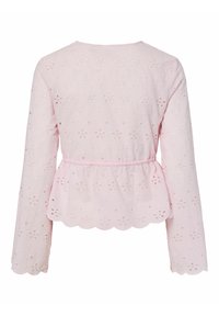 Lyserød bluse med lange ærmer, blomsterudskæringer, peplum-hulm og bølget kant. Fremstillet af letvægtsstof med en struktureret overflade.